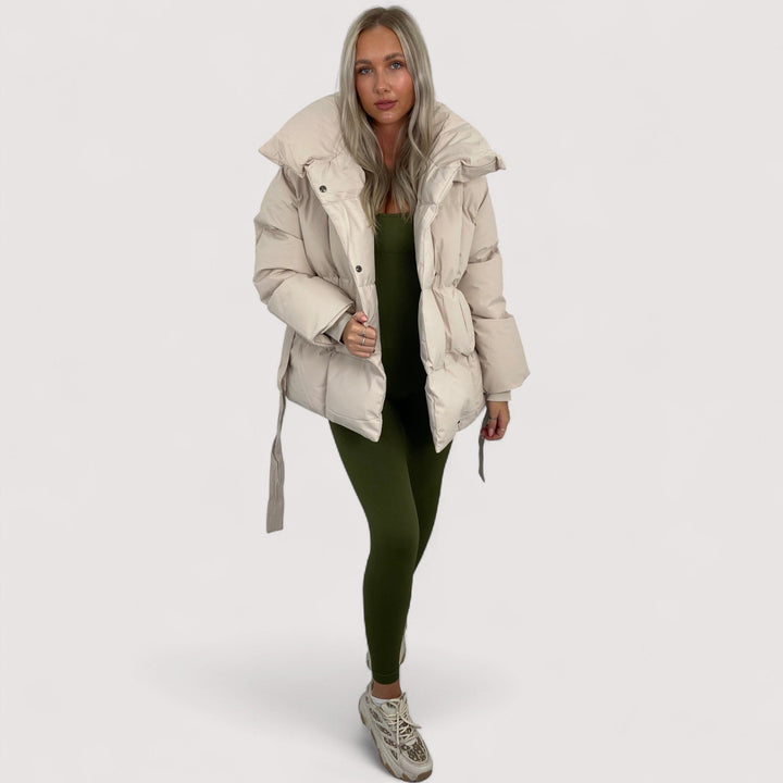 Elora | Kratka prošivena jakna s torbicom na pojasu