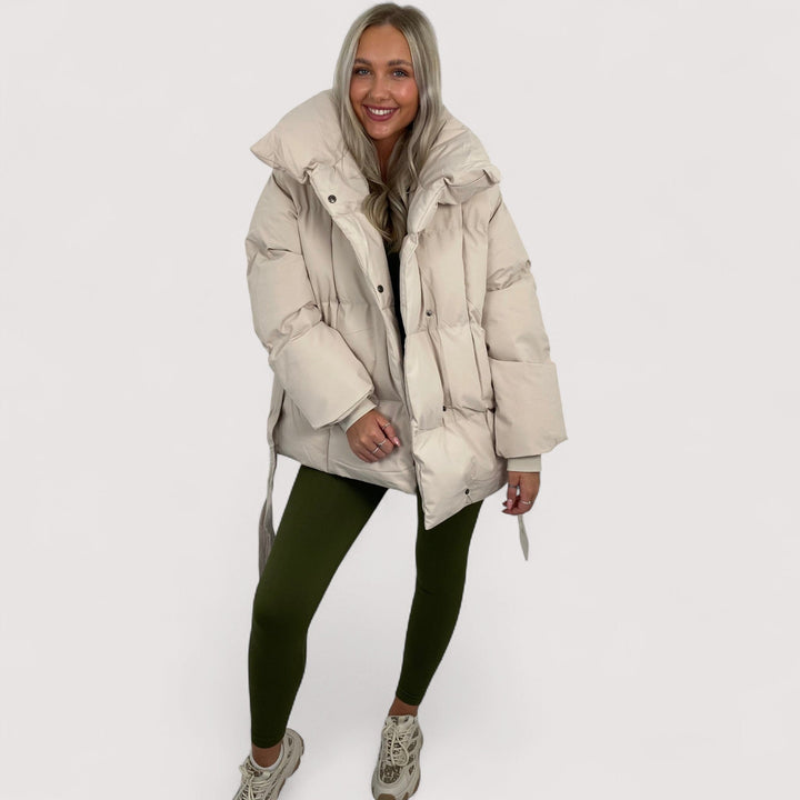 Elora | Kratka prošivena jakna s torbicom na pojasu