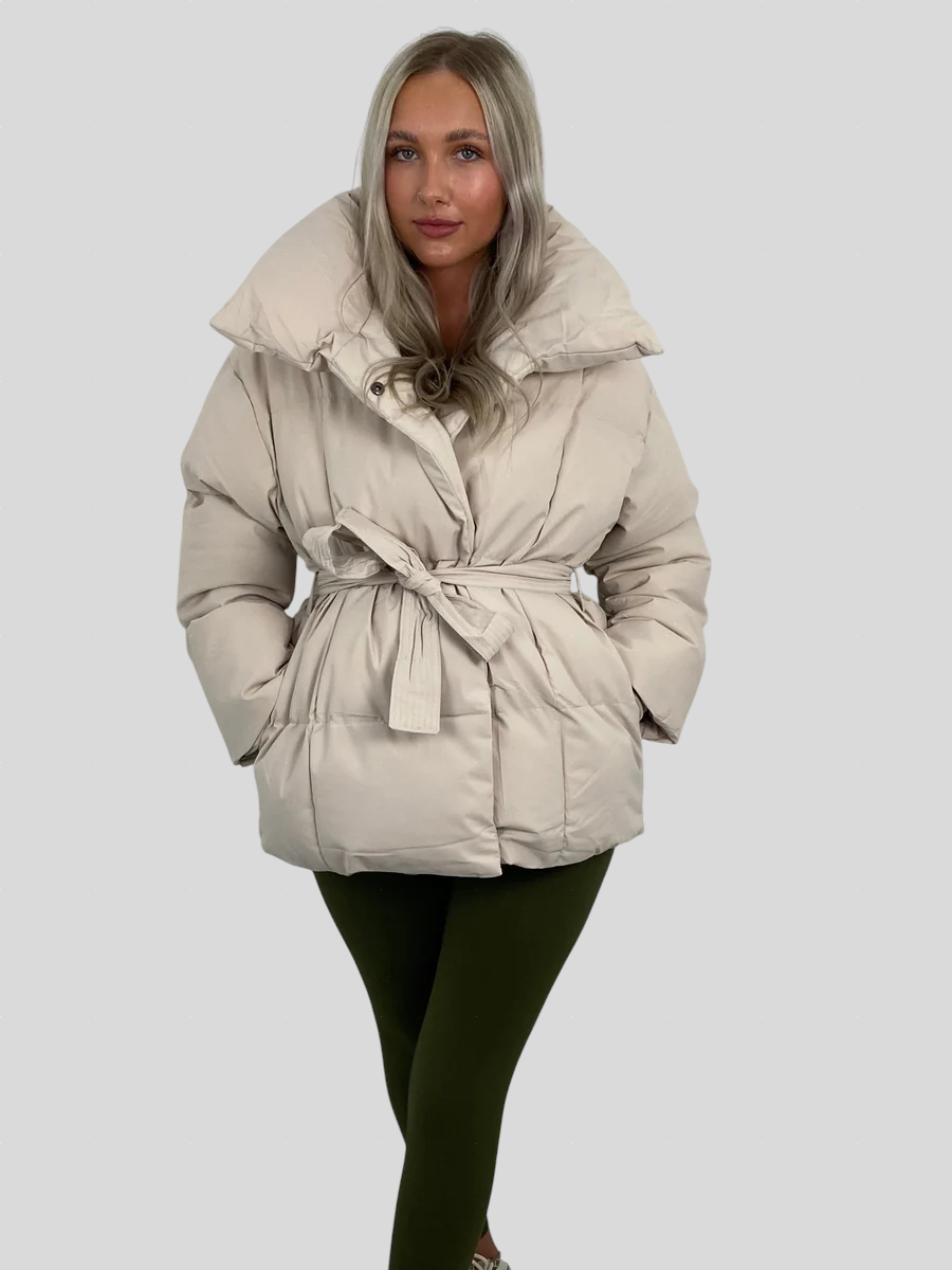 Karly – Kratka Puf Jakna s Remenom