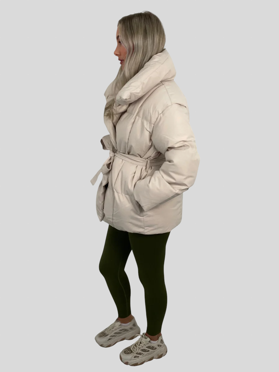 Karly – Kratka Puf Jakna s Remenom