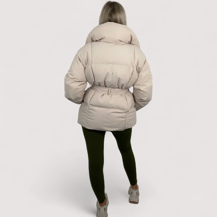 Elora | Kratka prošivena jakna s torbicom na pojasu