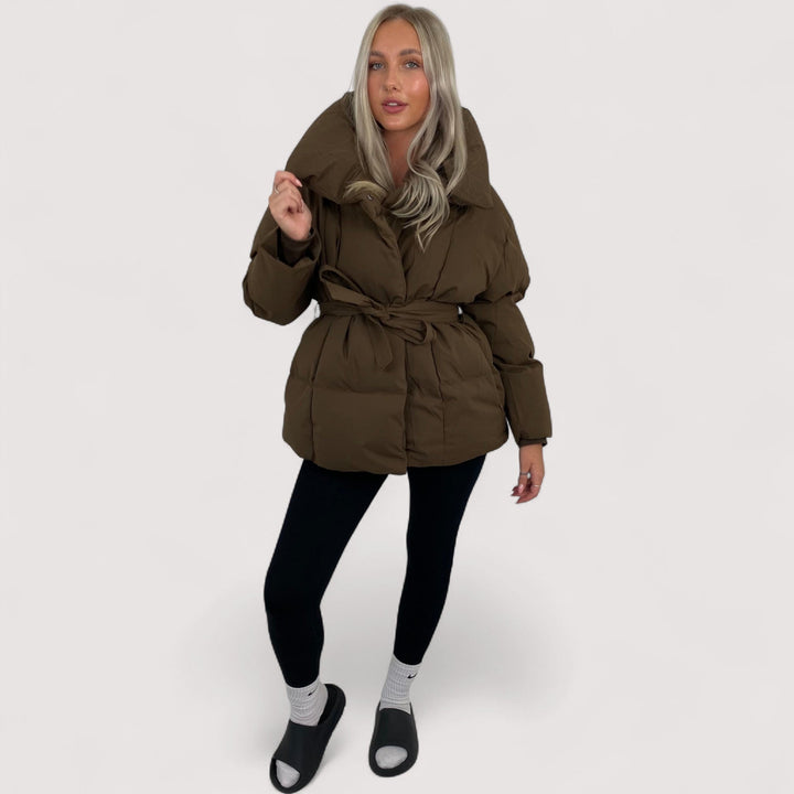 Elora | Kratka prošivena jakna s torbicom na pojasu