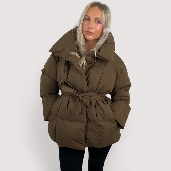 Elora | Kratka prošivena jakna s torbicom na pojasu