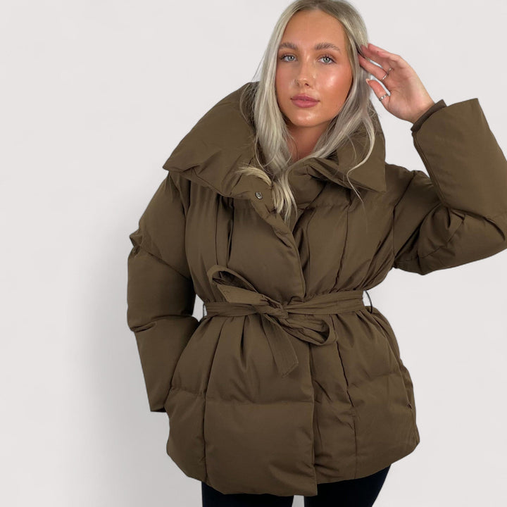 Elora | Kratka prošivena jakna s torbicom na pojasu