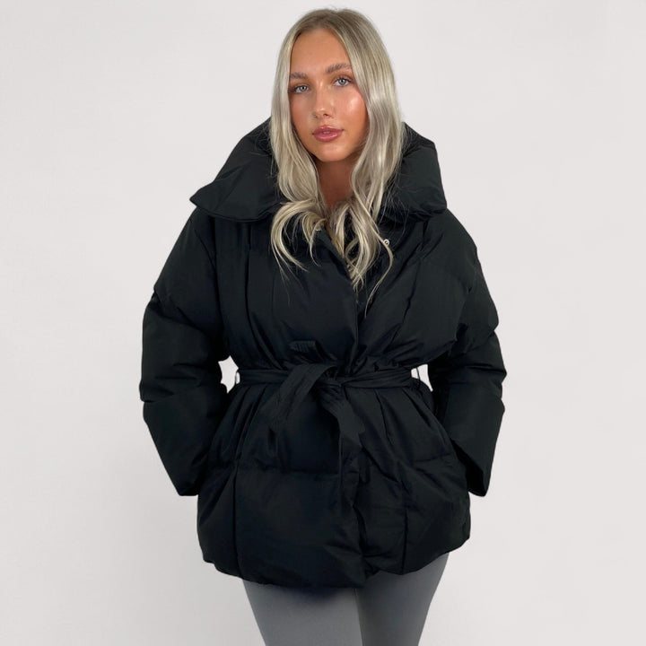 Elora | Kratka prošivena jakna s torbicom na pojasu